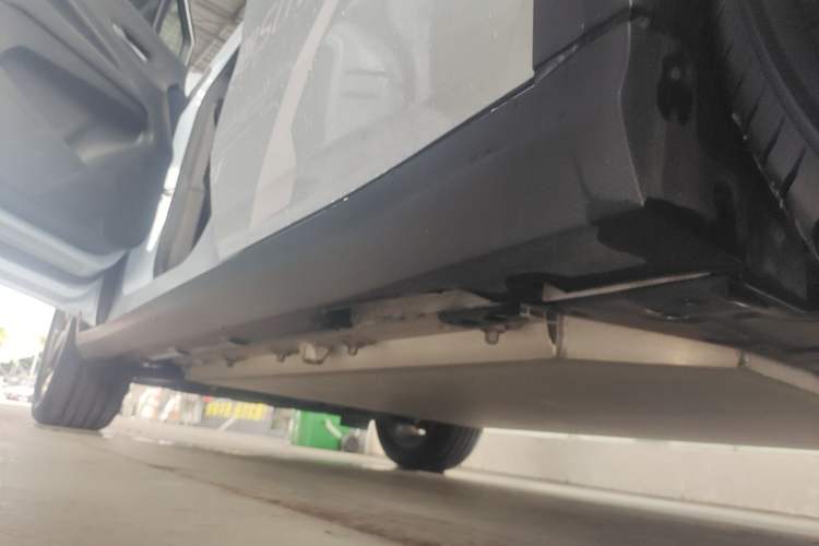 Used Livan 7 2024 605 km Executive Flagship Edition Left Side Sill