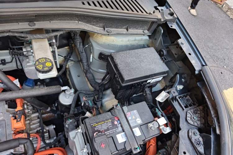 Used Livan 7 2024 605 km Glory Edition Engine Bay Left