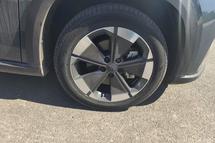 Used Livan 7 2024 605 km Glory Edition Right Front Wheel Hub