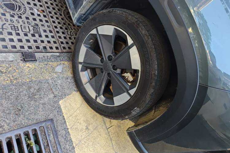 Used Livan 7 2024 605 km Glory Edition Right Front Wheel Hub