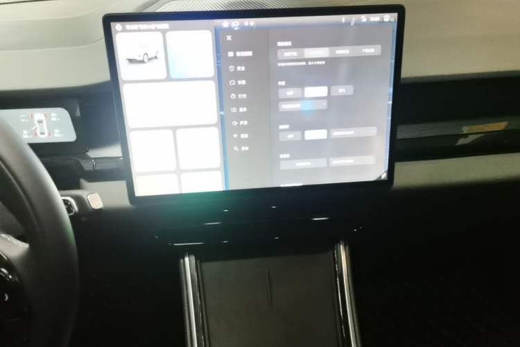 Used Livan 7 2024 450 km Business Glory Edition Audio And AC Panel