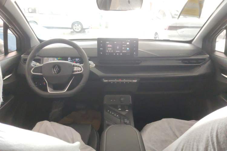 Used Livan 7 2024 605 km Wealth Edition Center Console