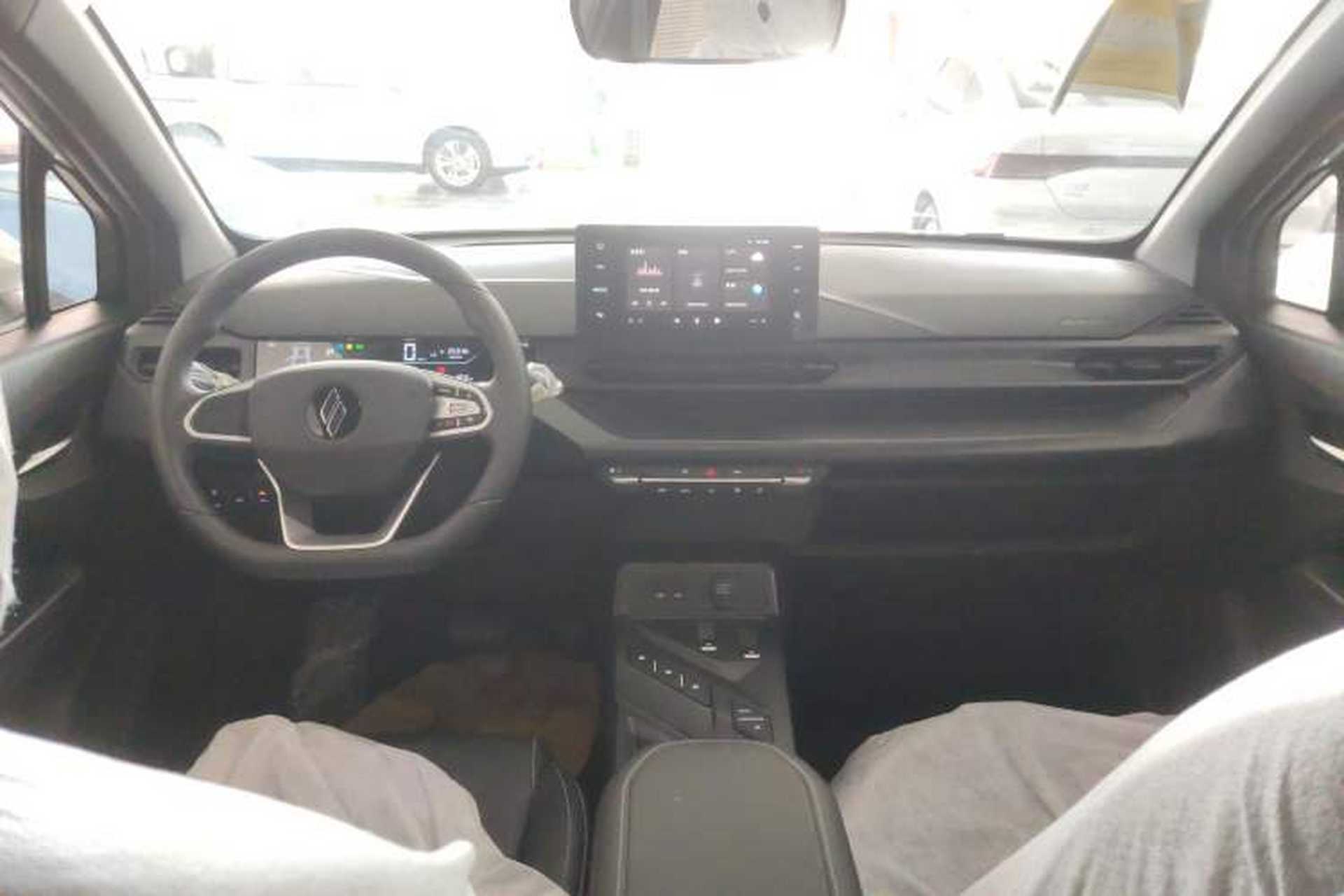 Used Livan 7 2024 605 km Wealth Edition Center Console