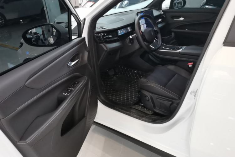 Used Livan 7 2024 450 km Business Glory Edition Driver Seat