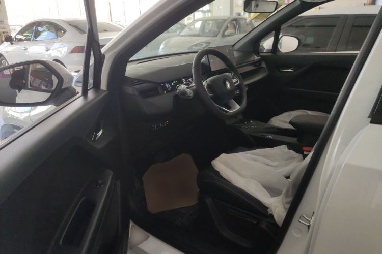 Used Livan 7 2024 605 km Wealth Edition Driver Seat