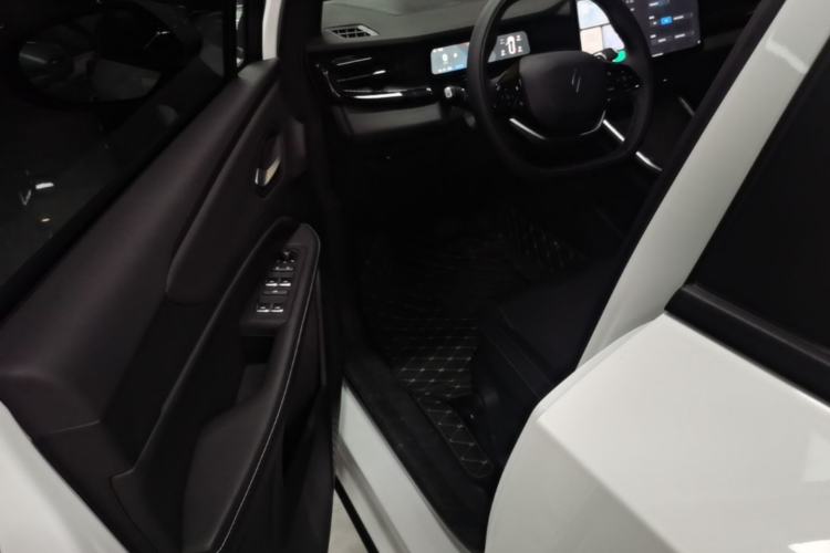 Used Livan 7 2024 450 km Business Glory Edition Driver Seat
