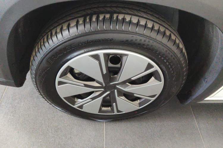 Used Livan 7 2024 605 km Wealth Edition Exterior 4