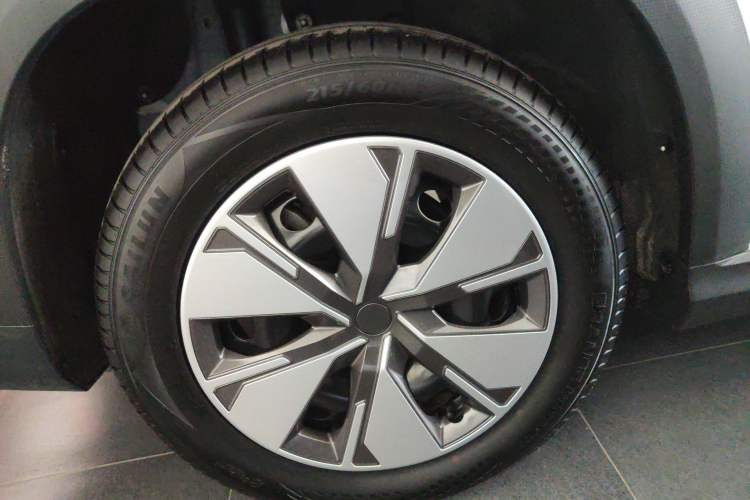 Used Livan 7 2024 605 km Wealth Edition Exterior 5