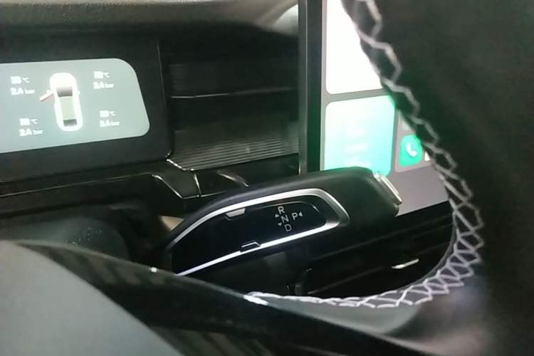 Used Livan 7 2024 450 km Business Glory Edition Gear Lever