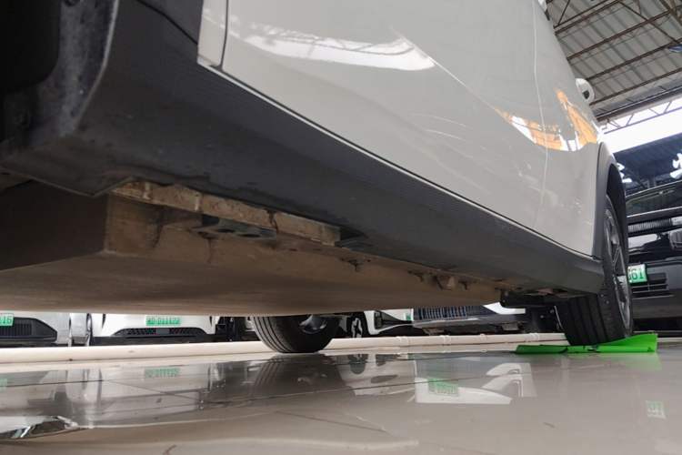 Used Livan 7 2024 450km Glory Edition Left Side Sill