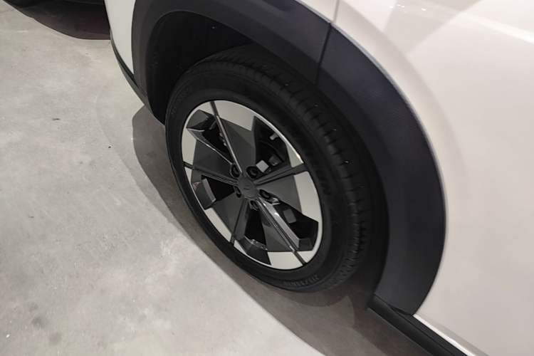Used Livan 7 2024 605 km Glory Edition Right Rear Wheel Hub