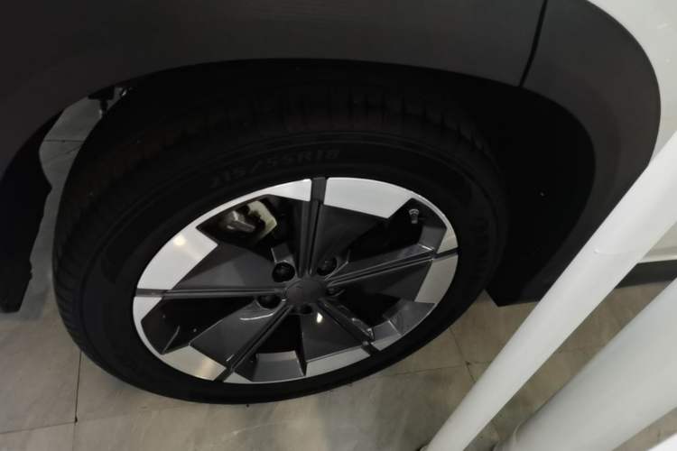 Used Livan 7 2024 450 km Business Glory Edition Right Rear Wheel Hub