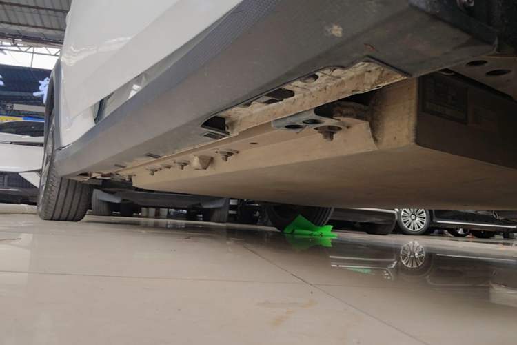Used Livan 7 2024 450km Glory Edition Right Side Sill