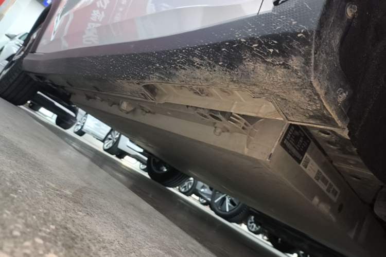 Used Livan 7 2024 605 km Glory Edition Right Side Sill