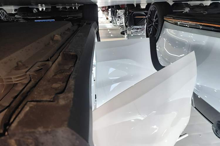 Used Livan 7 2024 605 km Glory Edition Right Side Sill