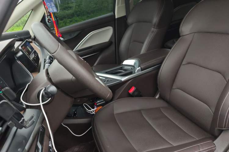 Used Livan 8 2025 Long-Range Travel Edition Left Front Seat