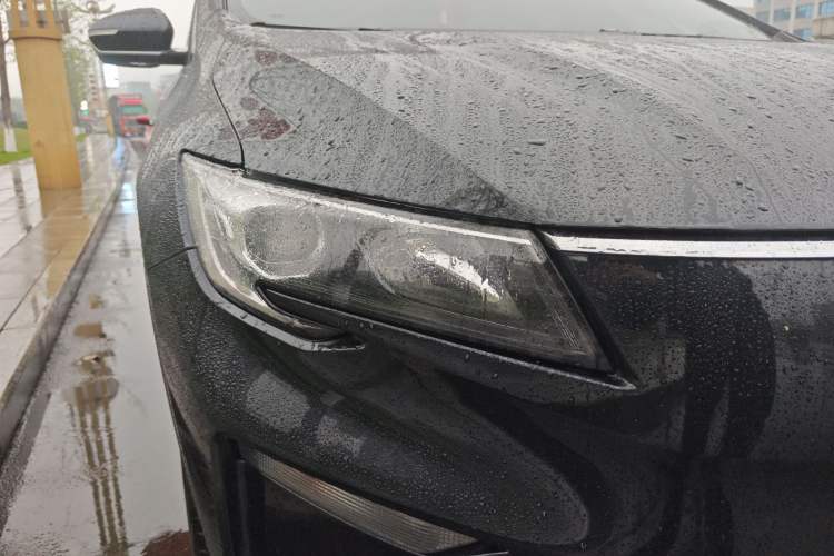 Used Livan 8 2025 Long-Range Travel Edition Right Front Headlight