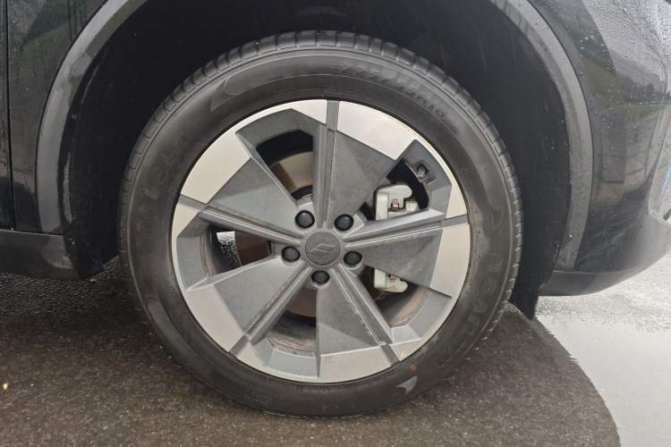 Used Livan 8 2025 Long-Range Travel Edition Right Front Wheel Hub