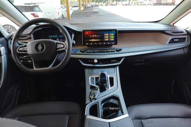 Used Livan 8 2025 Long-Range Version Center Console