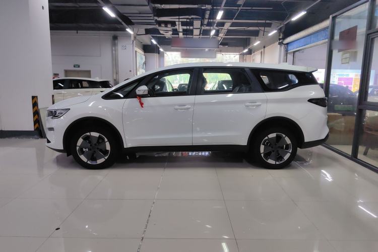 Used Livan 8 2025 Standard Range Version Exterior 2