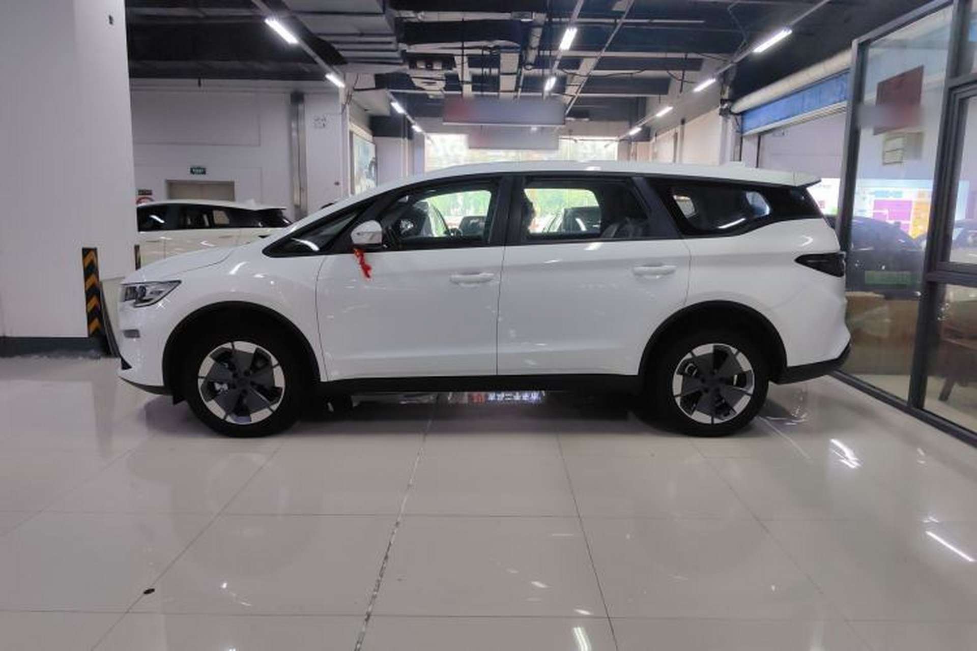 Used Livan 8 2025 Standard Range Version Exterior 2