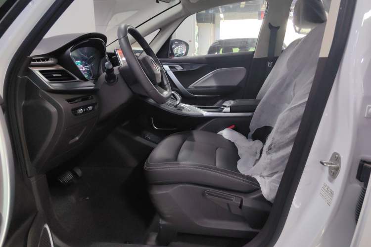 Used Livan 8 2025 Standard Range Version Interior 1