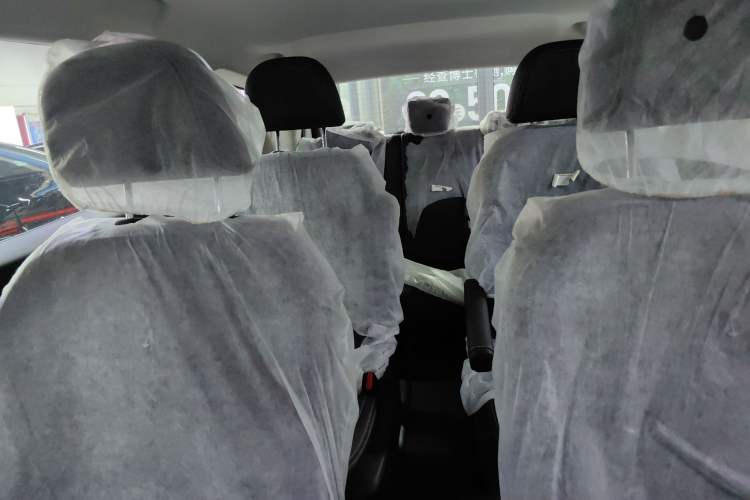 Used Livan 8 2025 Standard Range Version Interior 5
