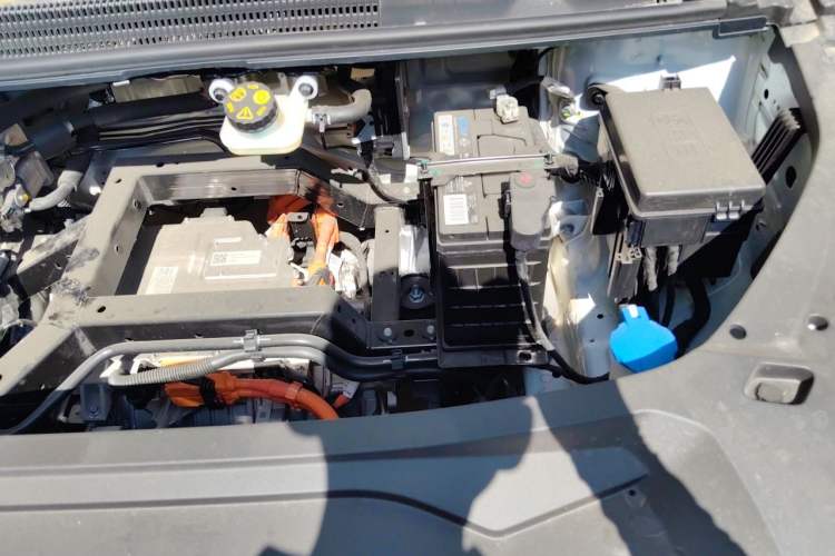 Used Livan 8 2026 Model Long-Range Seven-Seater Version Engine Bay Left