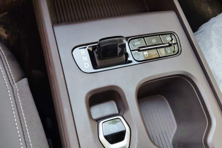Used Livan 8 2026 Model Long-Range Seven-Seater Version Gear Lever