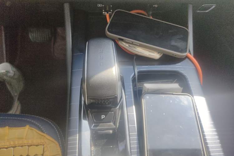 Used Livan 9 2023 470 km Leading Edition Gear Lever