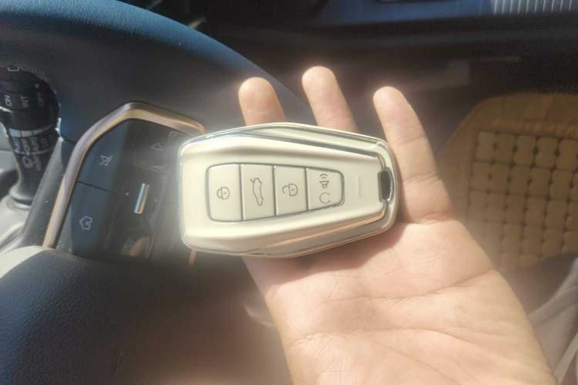 Used Livan 9 2023 470 km Leading Edition Vehicle Key
