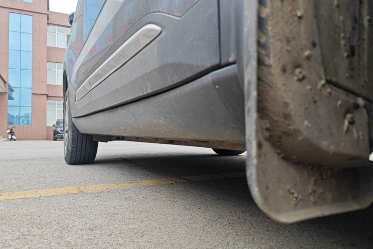 Used Livan 9 2023 470 km Founder Edition Right Side Sill