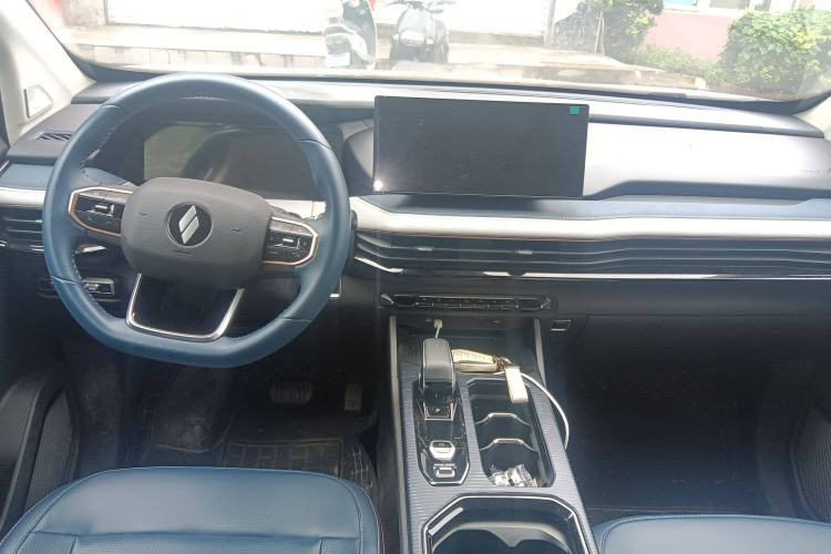 Used Livan 9 2023 470 km Leading Edition Center Console