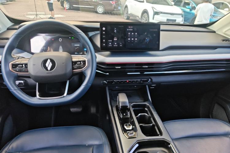 Used Livan 9 2023 470 km Leading Edition Center Console