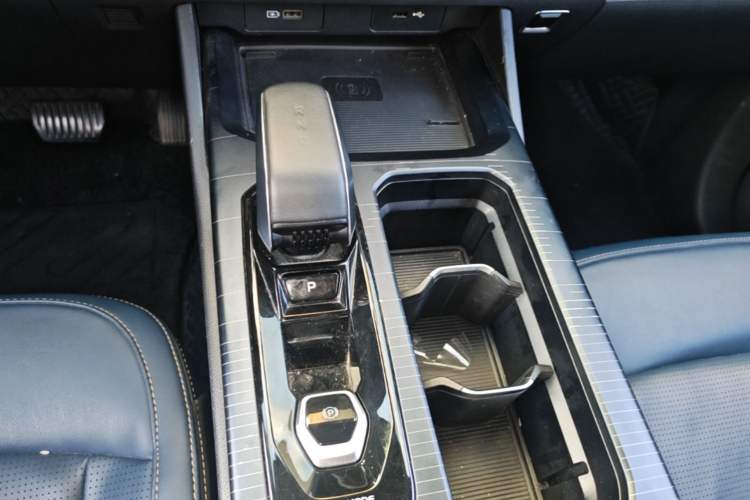 Used Livan 9 2023 470 km Leading Edition Gear Lever