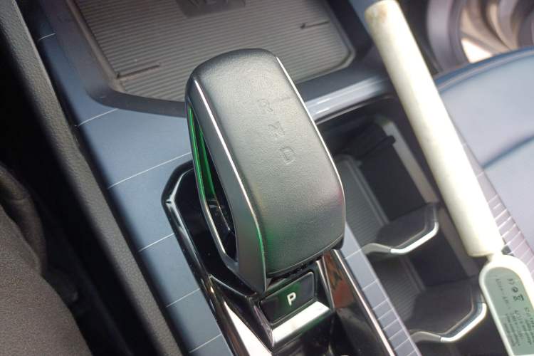 Used Livan 9 2023 470 km Leading Edition Gear Lever