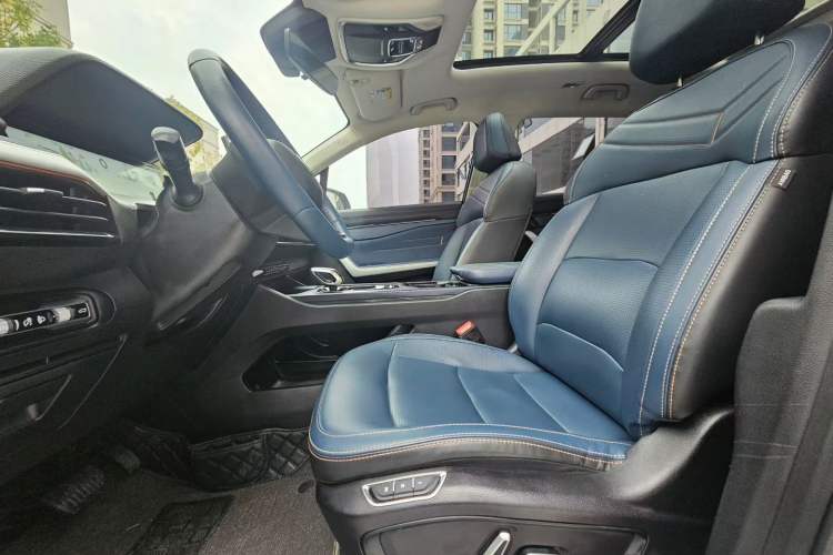 Used Livan 9 2023 470 km Leading Edition Interior 2