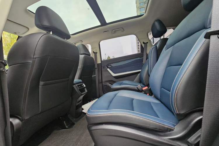 Used Livan 9 2023 470 km Leading Edition Interior 3