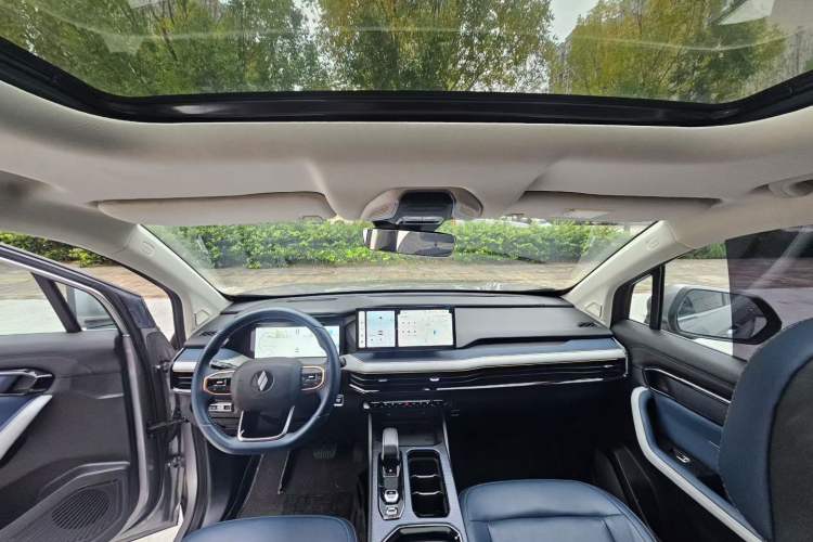 Used Livan 9 2023 470 km Leading Edition Interior 4
