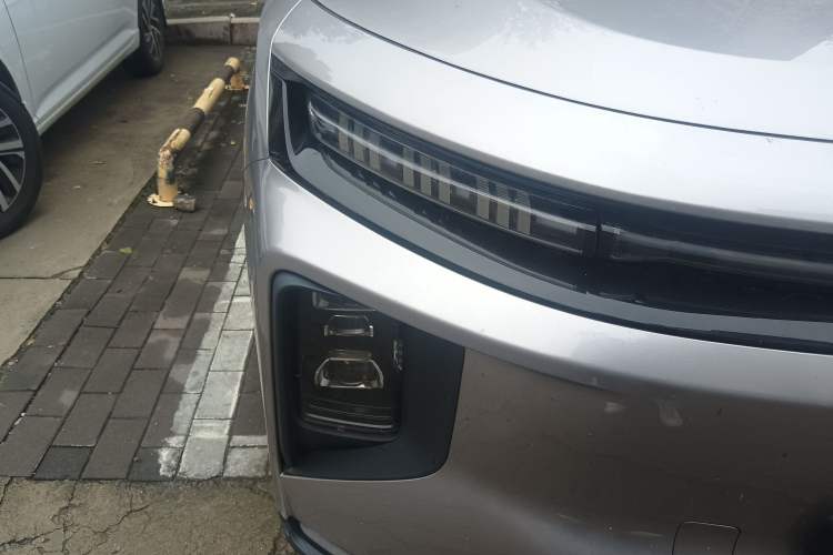 Used Livan 9 2023 470 km Leading Edition Right Front Headlight