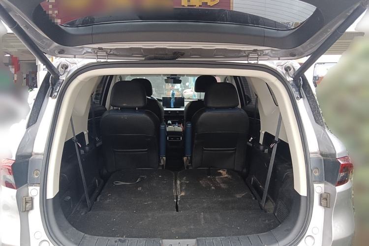 Used Livan 9 2023 470 km Leading Edition Trunk
