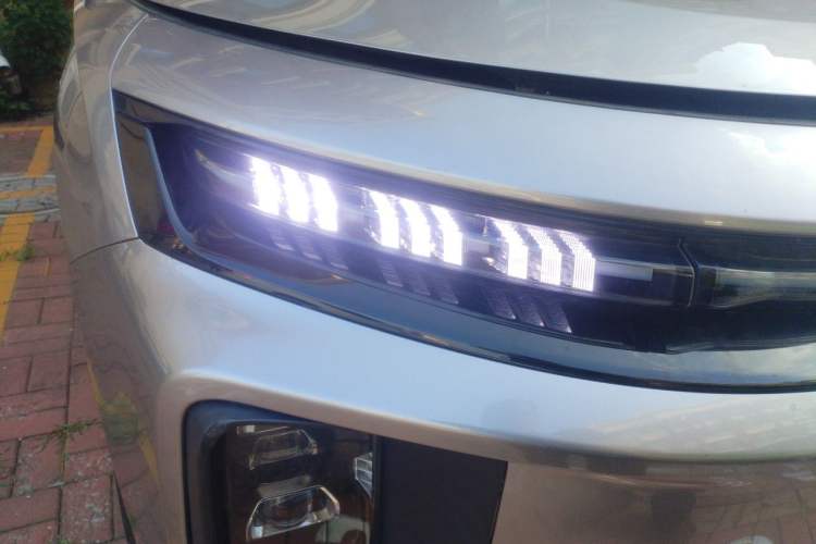 Used Livan 9 2023 470 km Founder Edition Right Front Headlight