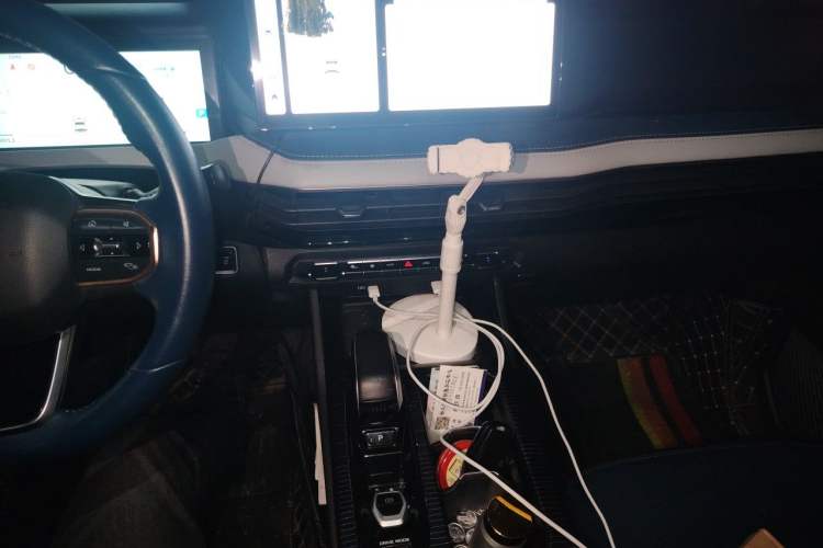 Used Livan 9 2023 470 km Leading Edition Audio And AC Panel