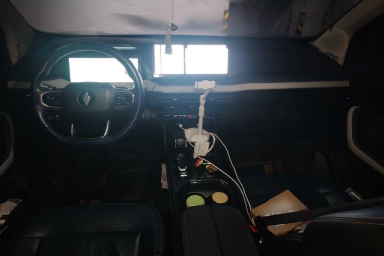 Used Livan 9 2023 470 km Leading Edition Center Console