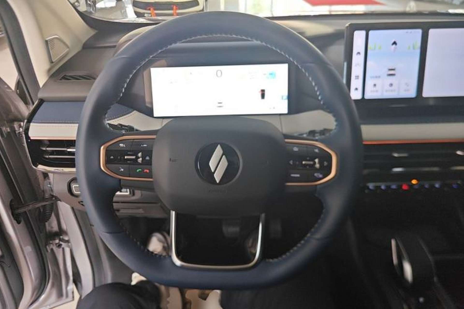 Used Livan 9 2023 470 km Executive Version Steering Wheel