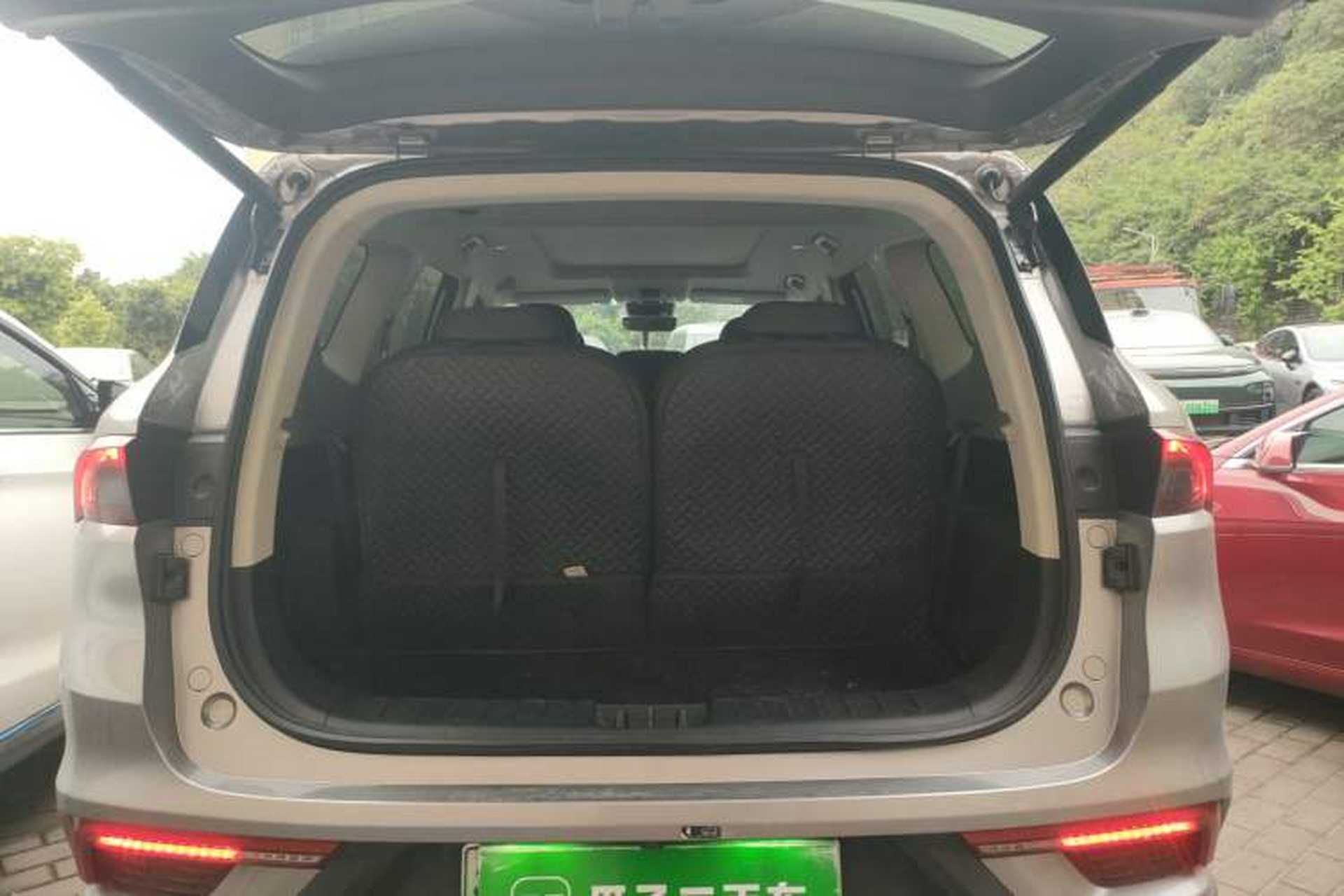 Used Livan 9 2023 470 km Leading Edition Trunk
