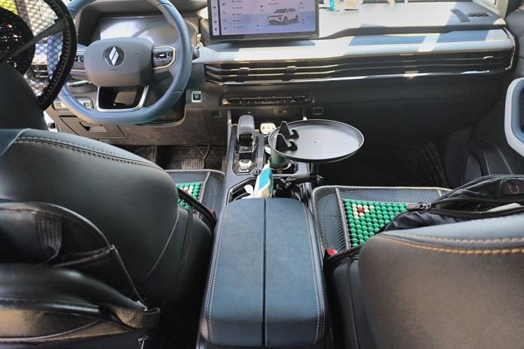 Used Livan 9 2023 470 km Leading Edition Center Console