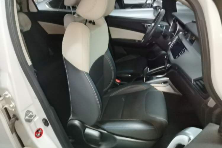 Used Livan Maple 30X 2020 Style Edition Right Front Seat