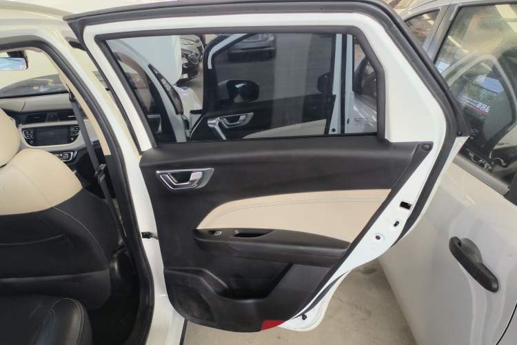 Used Livan Maple 30X 2020 Style Edition Right Rear Door Interior