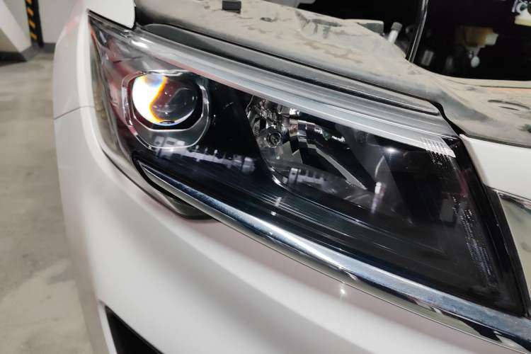 Used Livan Maple 80V 2021 Youtong Edition Ternary Lithium Right Front Headlight